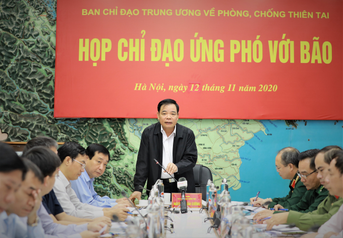 Bộ trưởng Bộ NN-PTNT Nguyễn Xuân Cường chủ trì cuộc họp ứng phó cơn bão số 13 sáng ngày 12/11. Ảnh: Tổng Cục phòng chống thiên tai.