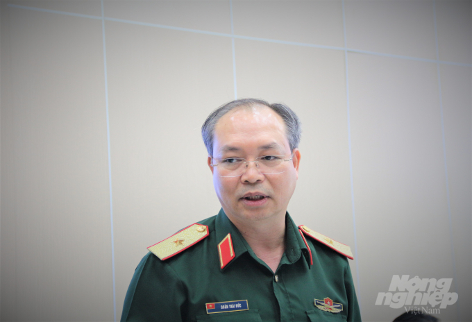 Thiếu tướng Doãn Thái Đức - Chánh văn phòng Ủy ban Quốc gia ứng phó sự cố thiên tai và tìm kiếm cứu nạn báo cáo tại cuộc họp. Ảnh: Phạm Hiếu.