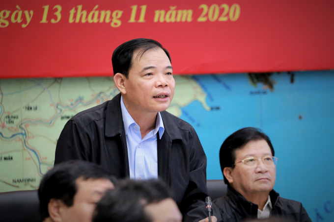 Bộ trưởng Bộ NN-PTNT Nguyễn Xuân Cường lưu ý các địa phương không được chủ quan, không được lơ là vì cơn bão số 13 rất khó lường. Ảnh: Lyly.