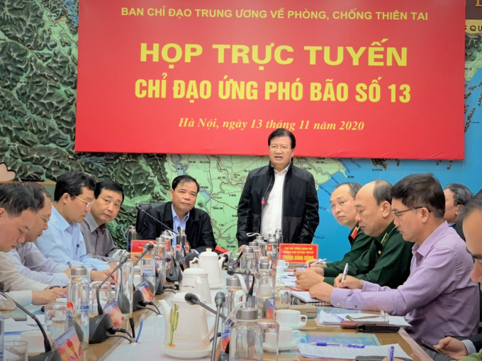 Phó Thủ tướng Trịnh Đình Dũng và Bộ trưởng Bộ NN-PTNT Nguyễn Xuân Cường chủ trì cuộc họp trực tuyến chỉ đạo ứng phó bão số 13 sáng ngày 13/11. Ảnh: Lyly.
