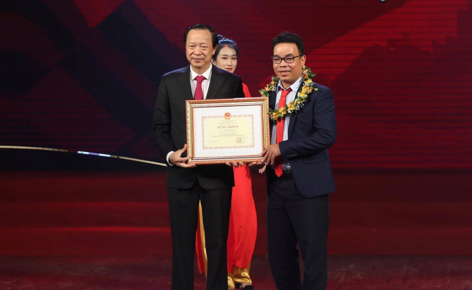 Thứ trưởng Bộ GD-ĐT Phạm Ngọc Thưởng trao giải đặc biệt cho tác giả Thái Bá Dũng. Ảnh: Báo Giáo dục và Thời đại.
