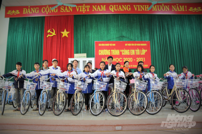 Báo Nông nghiệp Việt Nam và Quỹ Thiện Tâm của Tập đoàn Vingroup trao tặng các em học sinh 50 chiếc xe đạp. Ảnh: Phạm Hiếu.