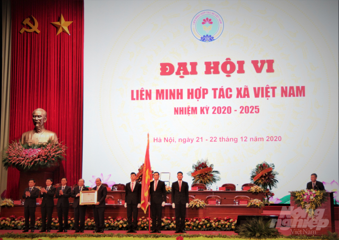 Thủ tướng Nguyễn Xuân Phúc trao Huân chương Độc lập hạng Nhì cho Liên minh Hợp tác xã Việt Nam. Ảnh: Phạm Hiếu.