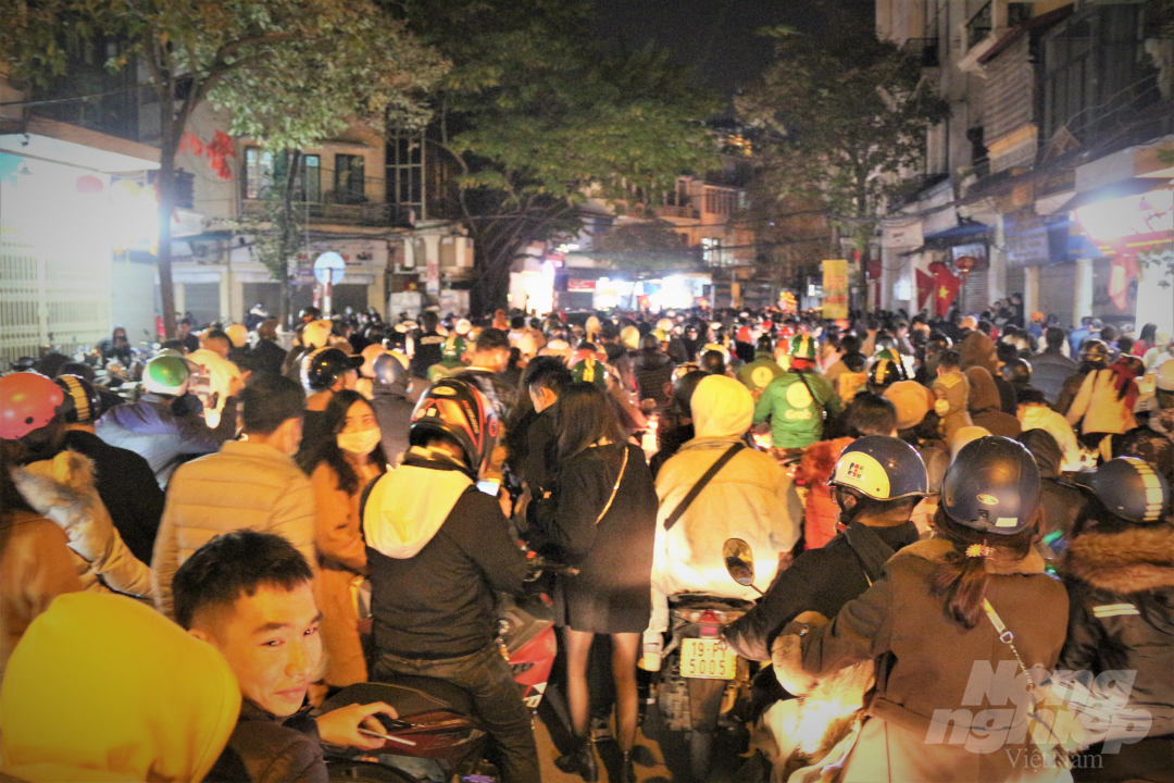Ngay từ 23h30, phố Hàng Trống hướng lên hồ Hoàn Kiếm đã đông nghịt người. Ảnh: Phạm Hiếu.