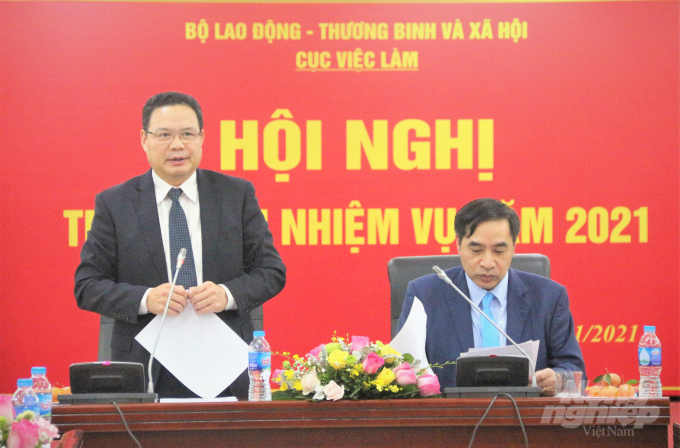 Thứ trưởng Bộ LĐ-TB&XH Lê Văn Thanh (trái) đề nghị Cục Việc làm chú trọng lĩnh vực lao động việc làm. Ảnh: Quang Dũng.