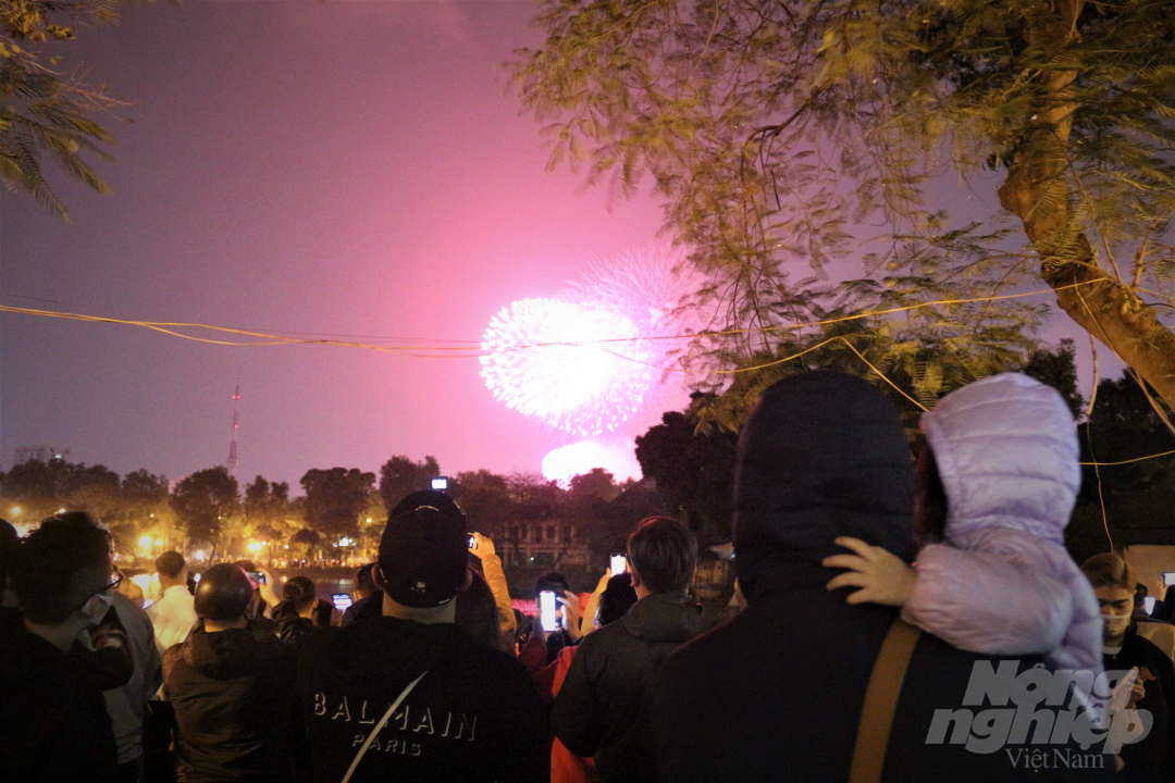 Đêm giao thừa Tết Nguyên đán Tân Sửu 2021, thành phố Hà Nội tổ chức bắn pháo hoa chào mừng năm mới tại một địa điểm duy nhất tại Công viên Thống Nhất.