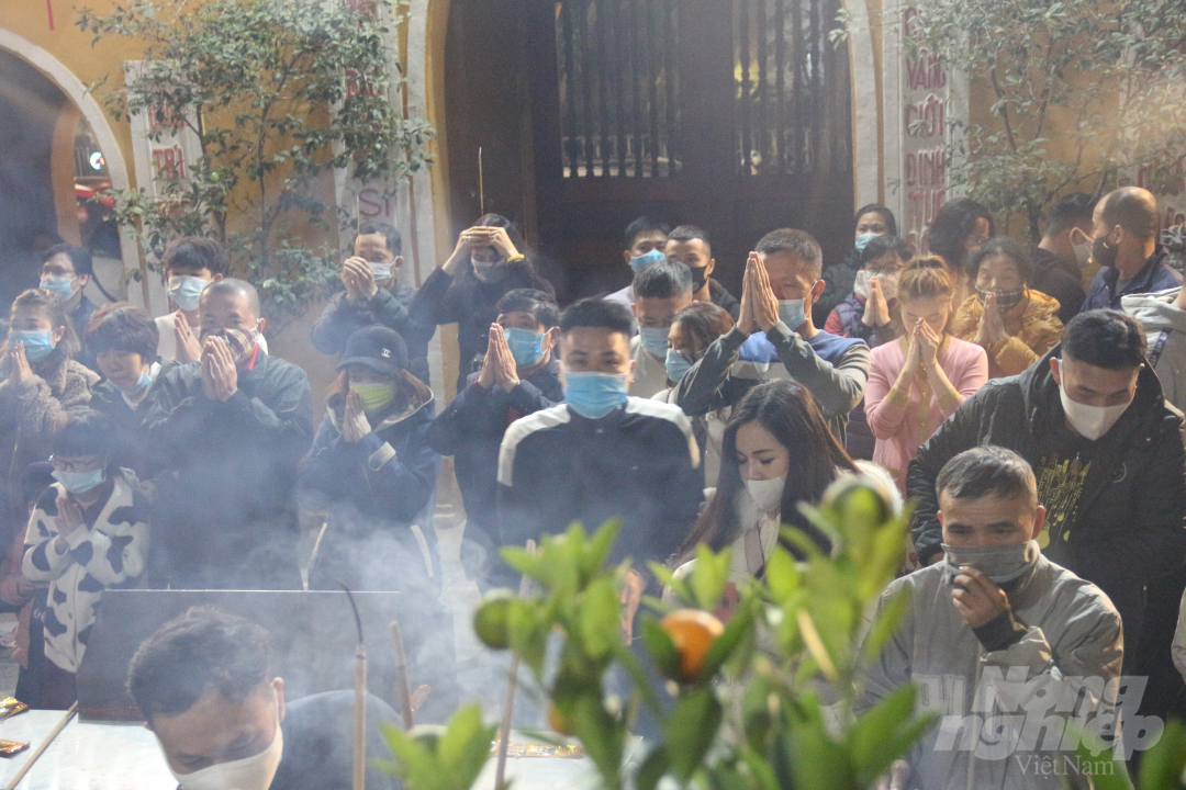 Ngay sau thời khắc giao thừa, người dân thủ đô Hà Nội đã đổ về chùa Quán Sứ để thắp hương, xin lộc.