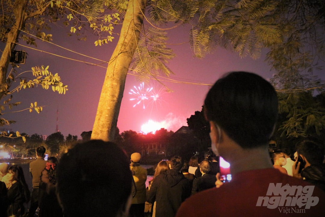 Đúng 0h00, màn pháo hoa bắt đầu nổ trên bầu trời thủ đô, chào đón một năm mới đến.