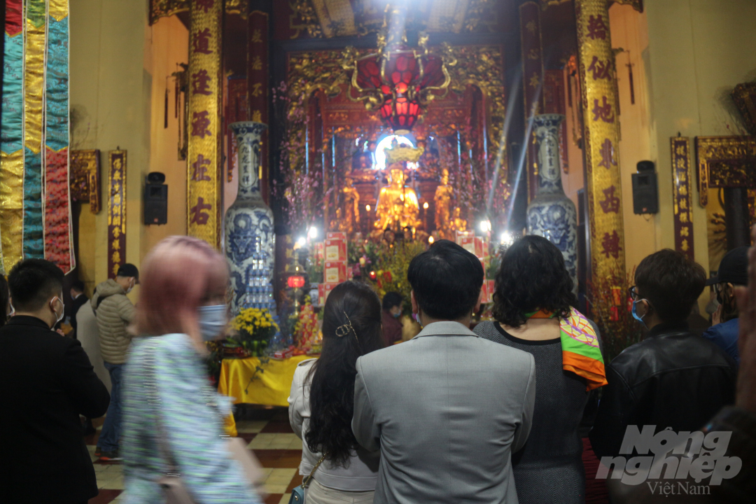 Năm nào cũng thế, chùa Quán Sứ sẽ là điểm du xuân đầu tiên của nhiều người dân Hà Nội.
