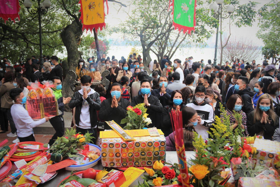 Chiều ngày 13/2, mùng 2 Tết Nguyên đán Tân Sửu 2021, hàng nghìn người dân thủ đô Hà Nội đã đến Phủ Tây Hồ (phường Quảng An, quận Tây Hồ) để đi lễ đầu năm.