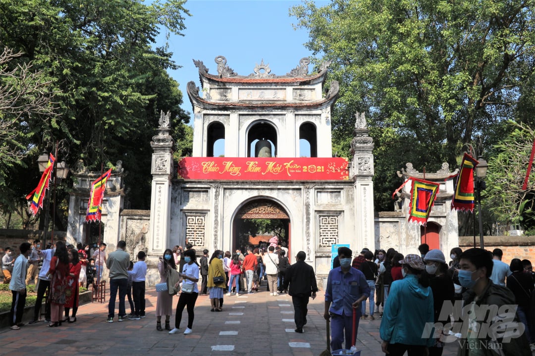 Chiều ngày 14/2 (mùng 3 Tết Nguyên đán Tân Sửu 2021), người dân thủ đô Hà Nội tấp nập đến Văn Miếu - Quốc Tử Giám để du xuân.