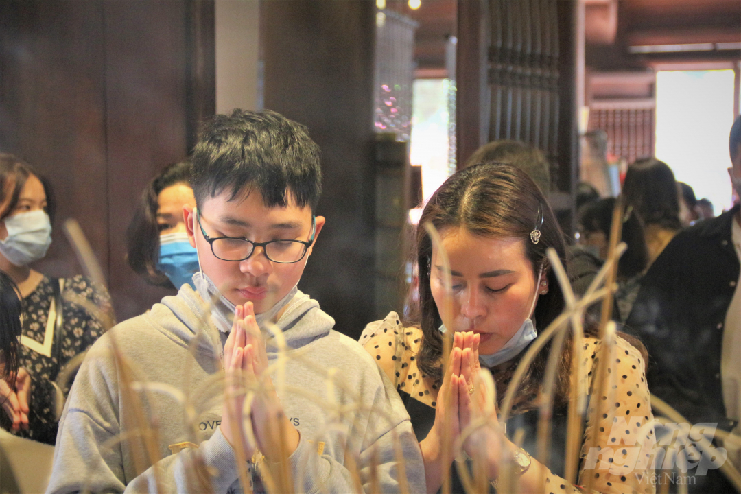Các bạn học sinh Hà Nội thường đến Văn Miếu - Quốc Tử Giám đầu năm mới để cầu mong học giỏi.