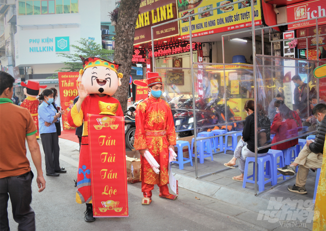 Sáng ngày 21/2, ngày vía Thần Tài mùng 10 tháng Giêng năm Tân Sửu 2021, con phố Trần Nhân Tông (quận Hai Bà Trưng, Hà Nội) đã tấp nập người tới mua vàng từ sớm.
