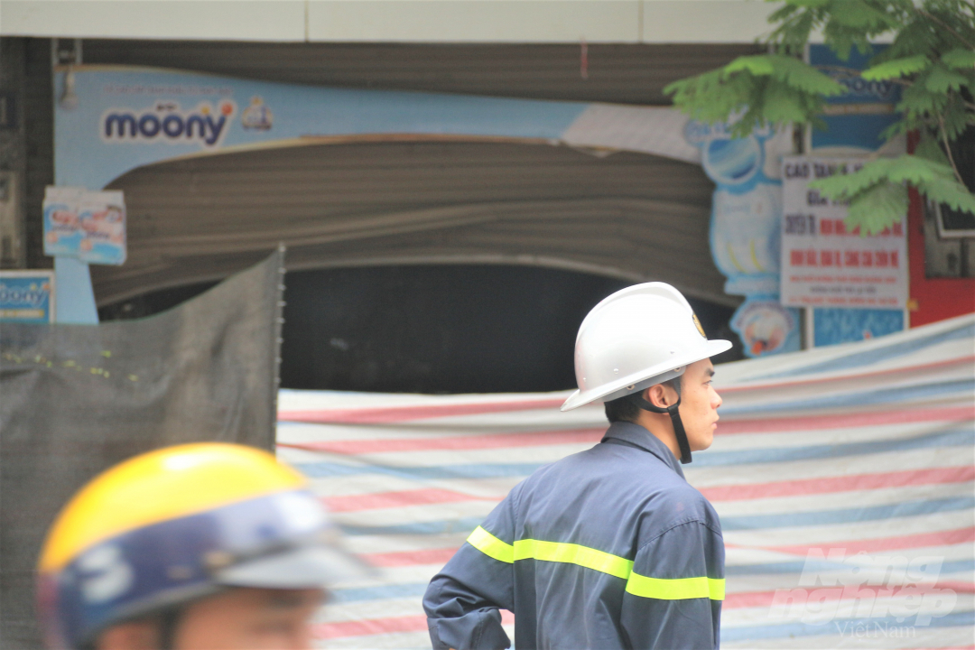 Trước đó, ngay khi phát hiện khói bốc lên từ nhà số 311 phố Tôn Đức Thắng, người dân xung quanh đã gọi điện thoại báo Trung tâm báo cháy 114 của Công an Thành phố, 10 xe cứu hỏa cùng hàng chục chiến sĩ đã được điều tới dập lửa.