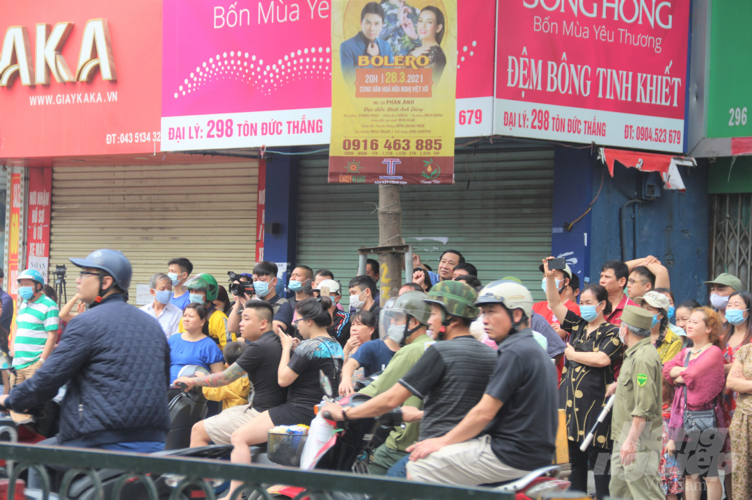 Gần trưa ngày 4/4, rất đông người dân quan tâm đến vụ tai nạn đã đứng kín vỉa hè phố Tôn Đức Thắng.