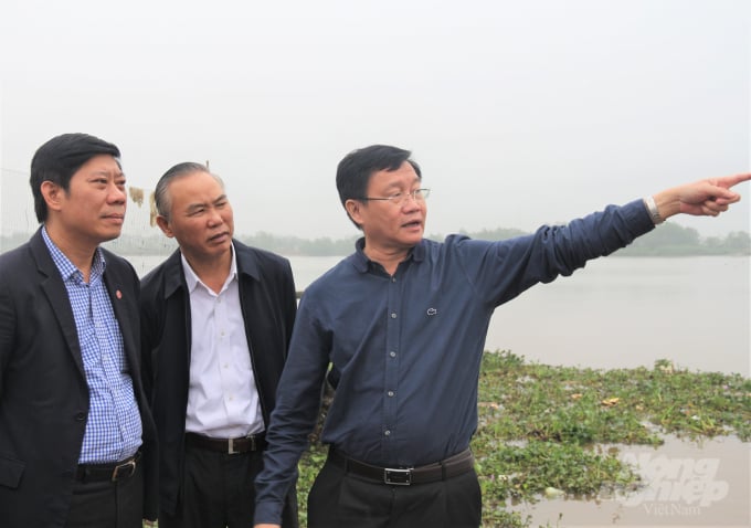 Thứ trưởng Bộ NN-PTNT Phùng Đức Tiến (giữa) thị sát cảng cá Thụy Tân. Ảnh: Phạm Hiếu.