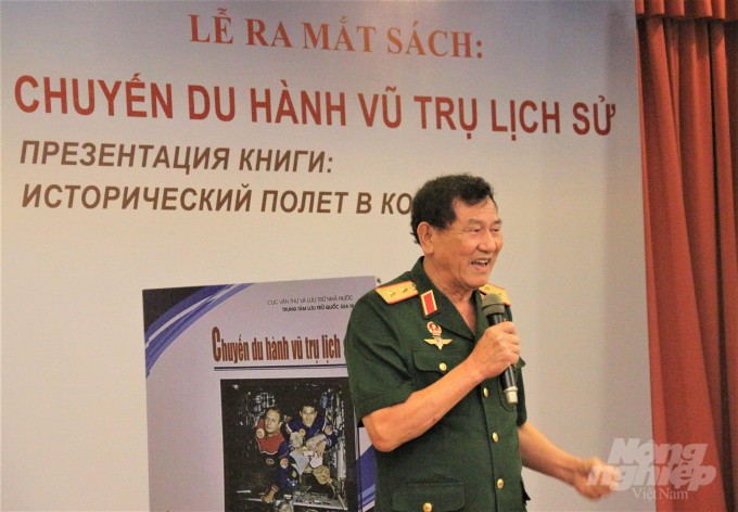 Trung tướng Phạm Tuân phát biểu tại Lễ ra mắt ấn phẩm 'Chuyến du hành vũ trụ lịch sử'. Ảnh: Phạm Hiếu.