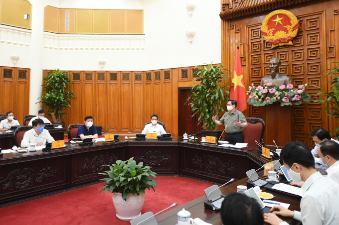 Thủ tướng Chính phủ Phạm Minh Chính chủ trì cuộc họp khẩn về phòng, chống Covid-19 ngày 2/5. Ảnh: VGP.