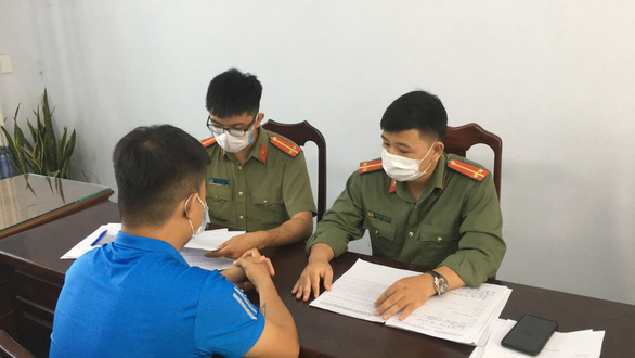 Công an huyện làm việc với đối tượng làm giả kết quả xét nghiệm Covid-19. Ảnh: Nguyễn Tú.