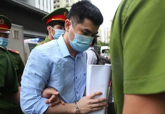 Bị cáo Trần Ngọc Ánh phải chịu trách nhiệm hình sự với vai trò đồng phạm, trực tiếp cùng Bùi Quang Huy thực hiện hành vi buôn lậu.