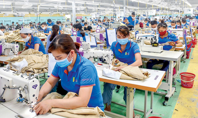 Đặc điểm của các nhà máy trong khu công nghiệp là đông người, phần lớn hoạt động sản xuất trong môi trường kín. Ảnh: Quốc Việt.