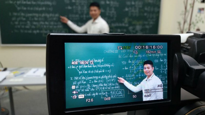 Các em học sinh lớp 9 và lớp 12 tại Hà Nội sẽ tiếp tục học trực tuyến đến hết ngày 28/5.