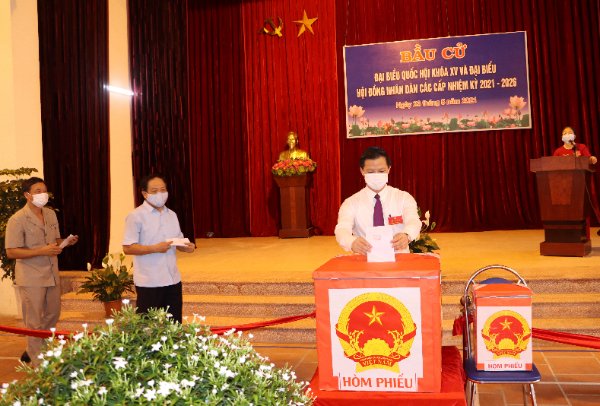 Phó Chủ tịch Thường trực UBND tỉnh Bắc Ninh Vương Quốc Tuấn tham gia bỏ phiếu tại Khu vực bỏ phiếu số 9.