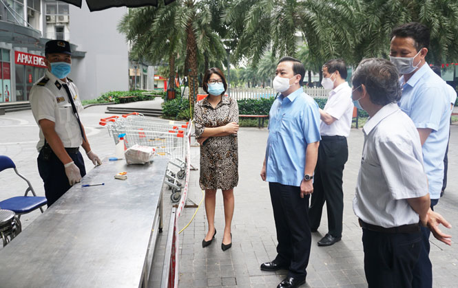 Phó Chủ tịch UBND TP. Hà Nội đi kiểm tra thực tế công tác phòng, chống dịch tại tòa nhà Park 11, khu đô thị Times City, phường Mai Động (quận Hoàng Mai, Hà Nội).