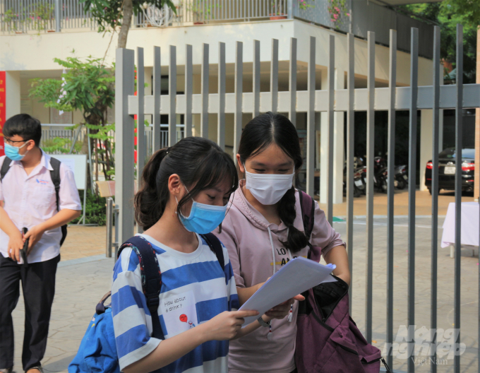 Sở GD-ĐT Hà Nội yêu cầu học sinh lớp 9 và lớp 12 không ra khỏi thành phố từ nay cho đến khi hoàn thành xong kỳ thi tuyển sinh vào lớp 10 năm học 2021-2022 và kỳ thi tốt nghiệp THPT năm 2021. Ảnh: Phạm Hiếu.