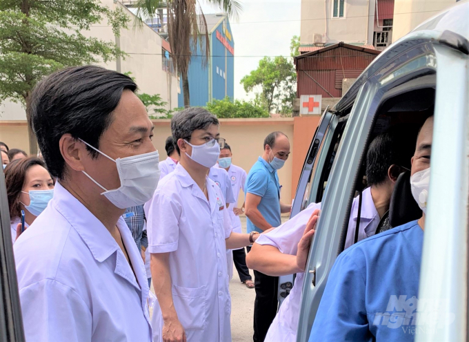 PGS.TS Hà Hữu Tùng (trái) cho biết nhiệm vụ của đoàn công tác Bệnh viện Đa khoa Nông nghiệp là tới Trung tâm hồi sức tích cực, Bệnh viện Tâm thần tỉnh Bắc Giang để hỗ trợ những bệnh nhân nặng. Ảnh: Phạm Hiếu.