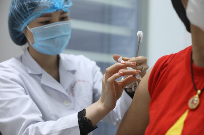 Tình nguyện viện được tiêm mũi 2 giai đoạn 2 thử nghiệm lâm sàng đối với vacxin Nano Covax. Ảnh: VGP/Nguyễn Quyết.
