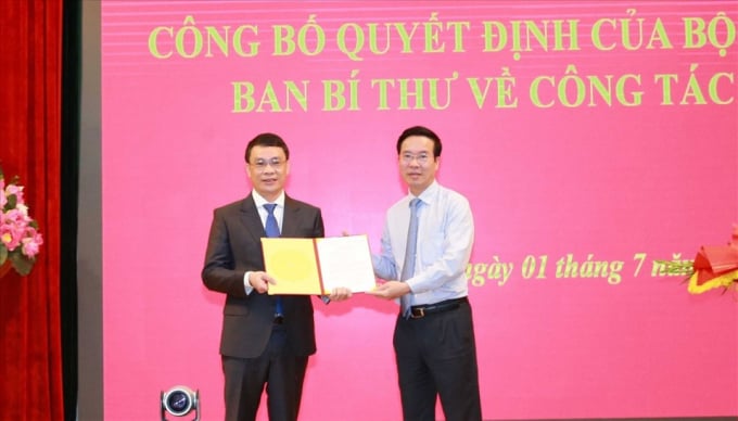 Ông Võ Văn Thưởng trao quyết định bổ nhiệm Phó Chánh Văn phòng Trung ương Đảng cho ông Đặng Khánh Toàn. Ảnh: Phương Hoa/TTXVN.