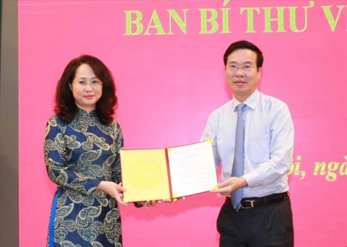 Ông Võ Văn Thưởng trao quyết định bổ nhiệm Phó Chánh Văn phòng Trung ương Đảng cho bà Lâm Thị Phương Thanh. Ảnh: Phương Hoa/TTXVN.