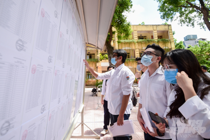 Các thí sinh đến làm thủ tục dự thi tại điểm thi trường THPT Việt Đức (Hoàn Kiếm, Hà Nội). Ảnh: Tùng Đinh.