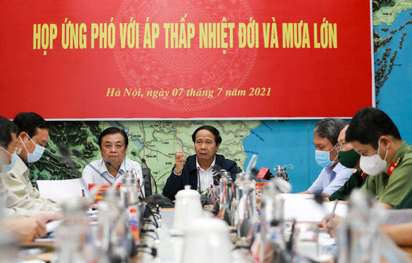 Phó Thủ tướng Lê Văn Thành (phải) và Bộ trưởng Bộ NN-PTNT Lê Minh Hoan chủ trì cuộc họp ứng phó áp thấp nhiệt đới trên Biển Đông. Ảnh: Chí Tuệ.