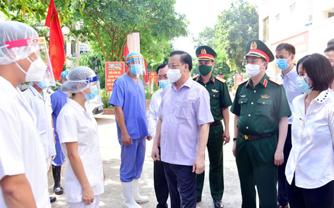 Bí thư Thành ủy Hà Nội Đinh Tiến Dũng đi kiểm tra công tác phòng chống dịch tại địa phương.