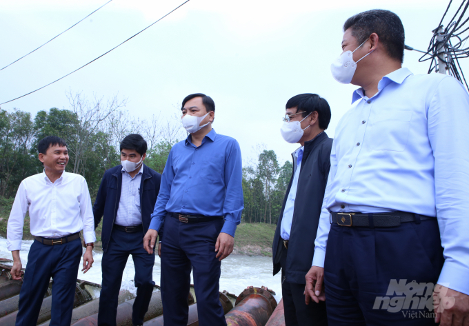 Thứ trưởng Nguyễn Hoàng Hiệp (giữa) kiểm tra việc cấp nước tại trạm bơm dã chiến Phù Sa (thị xã Sơn Tây, Hà Nội) hồi tháng 2/2021. Ảnh: Minh Phúc.