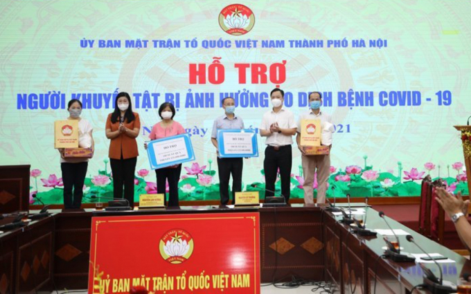 Ủy ban Mặt trận Tổ quốc Việt Nam thành phố Hà Nội hỗ trợ hội viên Hội Người mù, Hội Người khuyết tật thành phố 200 suất quà với tổng trị giá 250 triệu đồng.