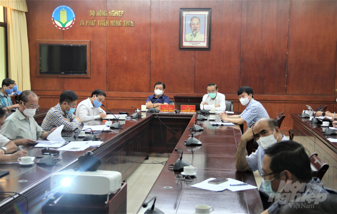 The Ministry of Agriculture and Rural Development held an online meeting with two Working Groups to direct the production and connect the supply and consumption of agricultural products. Photo: Pham Hieu.