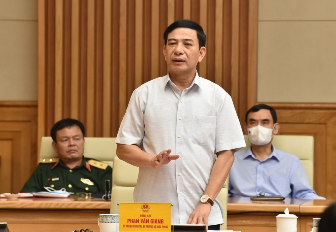 Bộ trưởng Phan Văn Giang cho biết lực lượng của quân đội gồm y bác sĩ điều trị; tham gia vận chuyển, cung ứng hàng hóa tới người dân... đã sẵn sàng. Ảnh: VGP/Nhật Bắc.