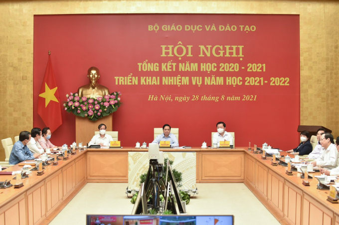 Thủ tướng Phạm Minh Chính (giữa) chủ trì Hội nghị toàn quốc tổng kết năm học 2020-2021 và triển khai nhiệm vụ năm học 2021-2022 sáng ngày 28/8. Ảnh: Bộ GD-ĐT.