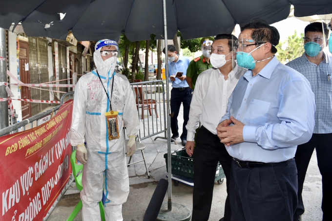 Thủ tướng kiểm tra tình hình tại ngõ 328 đường Nguyễn Trãi, ổ dịch nóng nhất tại Hà Nội thời gian qua. Ảnh: VGP/Nhật Bắc.