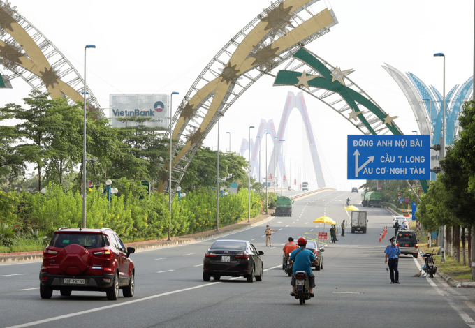 Chốt ở chân cầu Nhật Tân là một trong sáu chốt đi lại giữa vùng 1 và vùng 2.