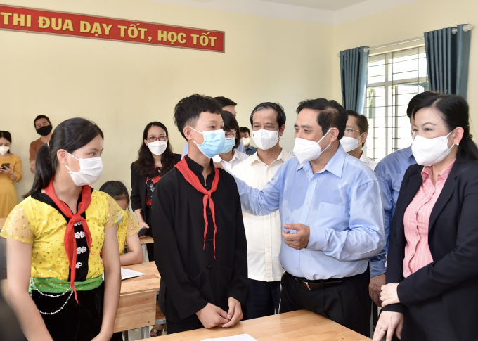 Thủ tướng Phạm Minh Chính thăm, động viên thầy và trò Trường Phổ thông Dân tộc nội trú THCS Định Hóa, tỉnh Thái Nguyên. Ảnh: VGP/Nhật Bắc.