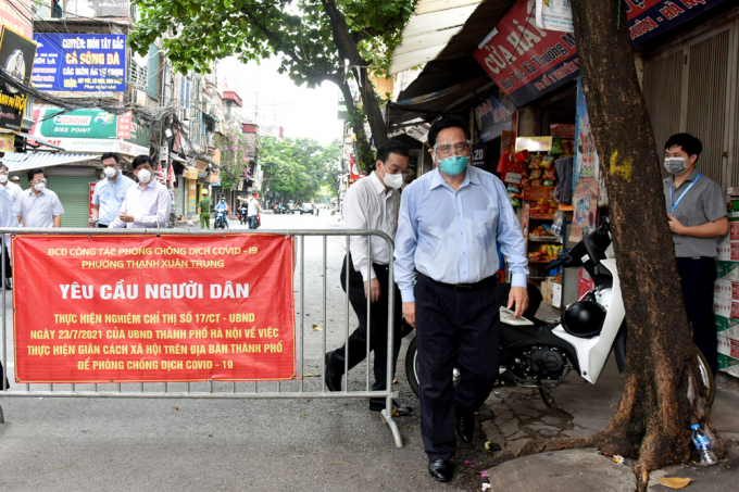 Thủ tướng Phạm Minh Chính cùng Bộ trưởng Bộ Y tế và lãnh đạo TP. Hà Nội kiểm tra đột xuất công tác phòng, chống dịch tại điểm nóng dịch Covid-19 tại quận Thanh Xuân ngày 31/8 vừa qua. Ảnh: VGP/Nhật Bắc.