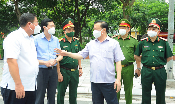 Bí thư Thành ủy Hà Nội Đinh Tiến Dũng kiểm tra công tác phòng, chống dịch Covid-19 trên địa bàn quận Hoàng Mai. Ảnh: Viết Thành.