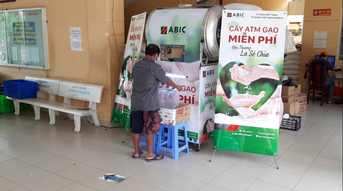 Sau gần 1 tháng hoạt động, Bảo hiểm Agribank đã huy động được hơn 88 tấn gạo, hơn 28 tấn tại cây ATM gạo được phát qua 6.829 lượt nhận. Ảnh: ABIC.