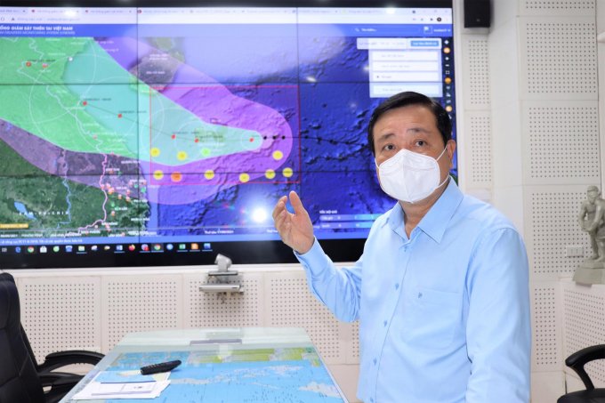 Ông Trần Quang Hoài cung cấp thông tin về công tác ứng phó với cơn bão Côn Sơn. Ảnh: Ngọc Hà.