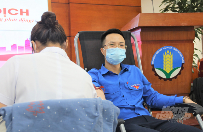 Anh Tạ Hồng Sơn tham gia hiến máu tình nguyện. Ảnh: Phạm Hiếu.