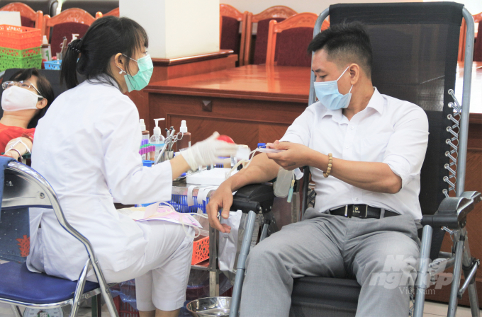 Tình nguyện viên hiến máu tại Chương trình 'Gửi giọt máu đào - Tiếp sức đồng bào thắng dịch'. Ảnh: Phạm Hiếu.
